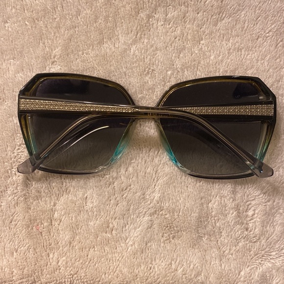 Sunnies with case and cloth - Picture 4 of 5